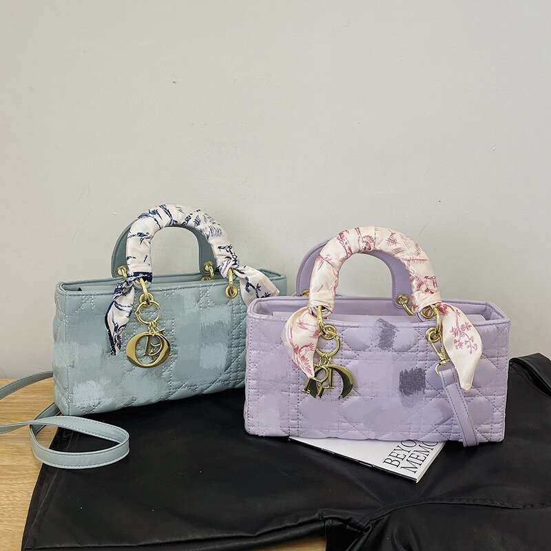 Classic Embroidered Diamond Grid Handbag, High-End Texture, Fashionable And Stylish Single Shoulder Bag, Versatile Crossbody Women's Bag