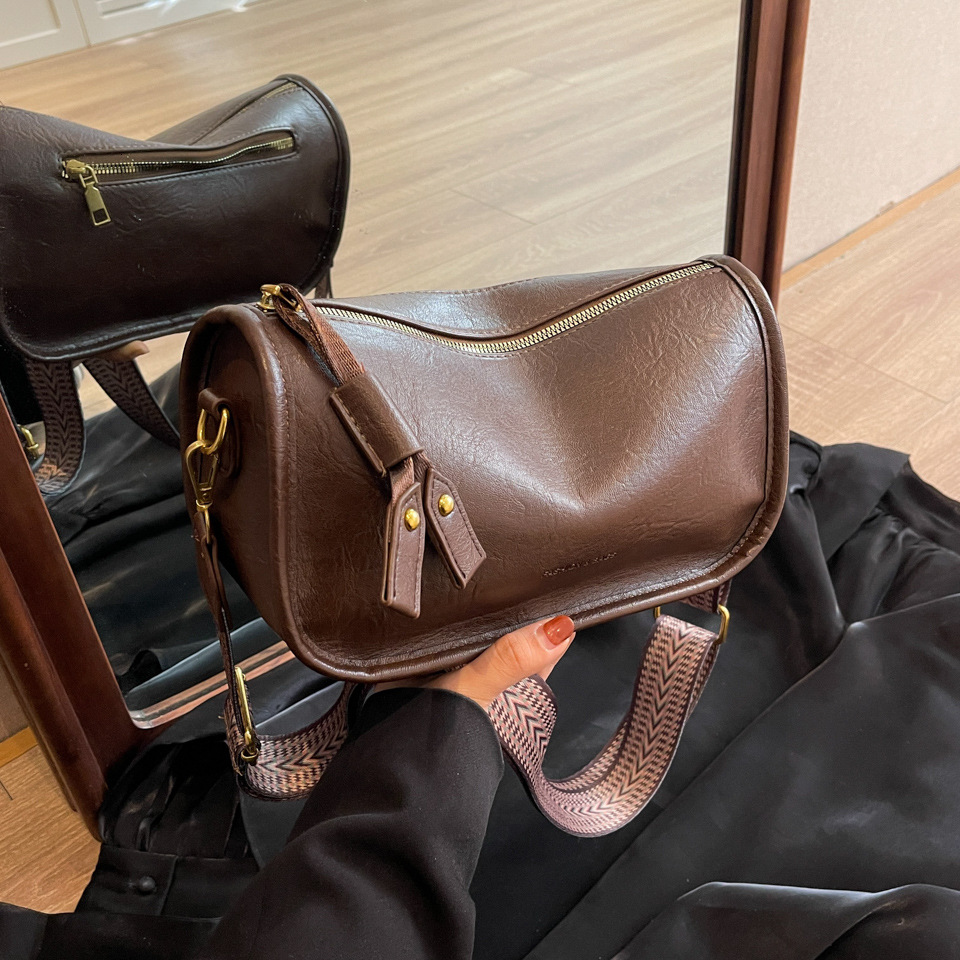 Hot selling new large capacity women's European trendy outfits, niche soft leather shoulder crossbody bags, underarm bags