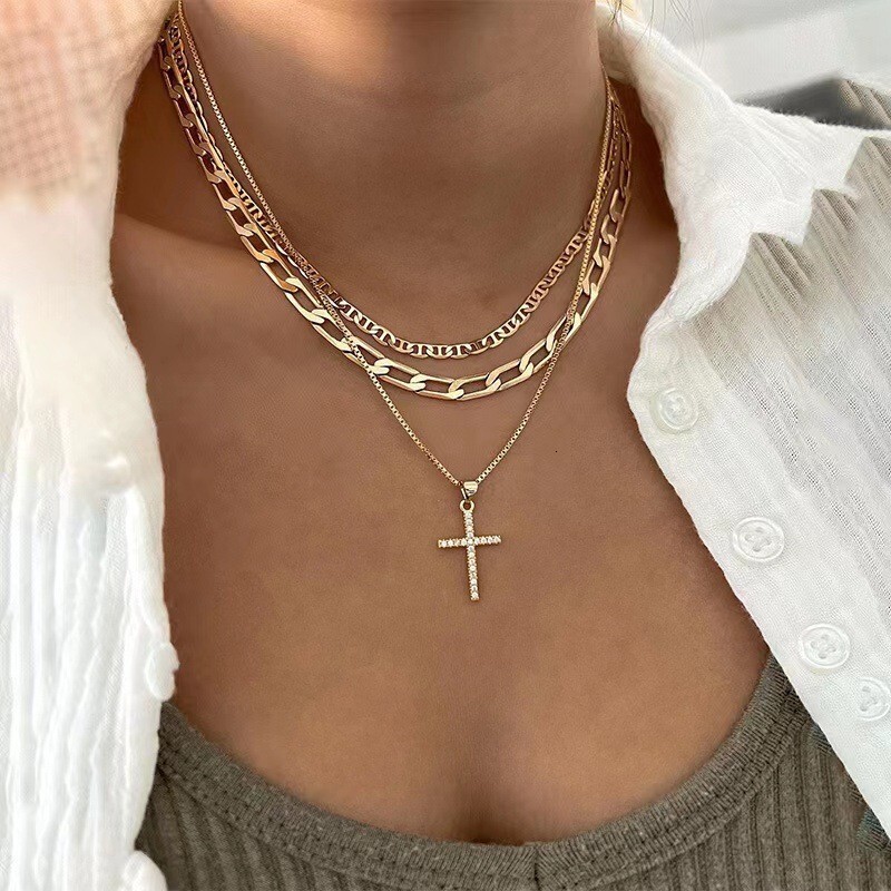 Popular jewelry, personalized studded cross pendant necklace, female hot selling metal necklace