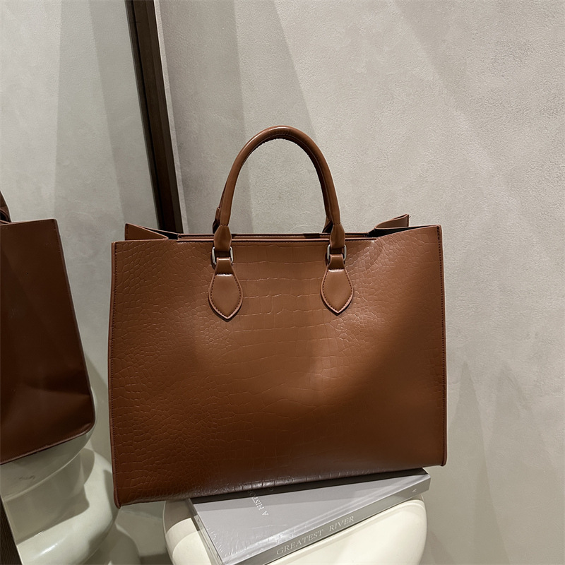 2025 Spring/summer Fashionable Solid Color Western Style Large Capacity Leisure Commuter Luxury Bag New Trendy New Free Delivery Designer Simple Handh