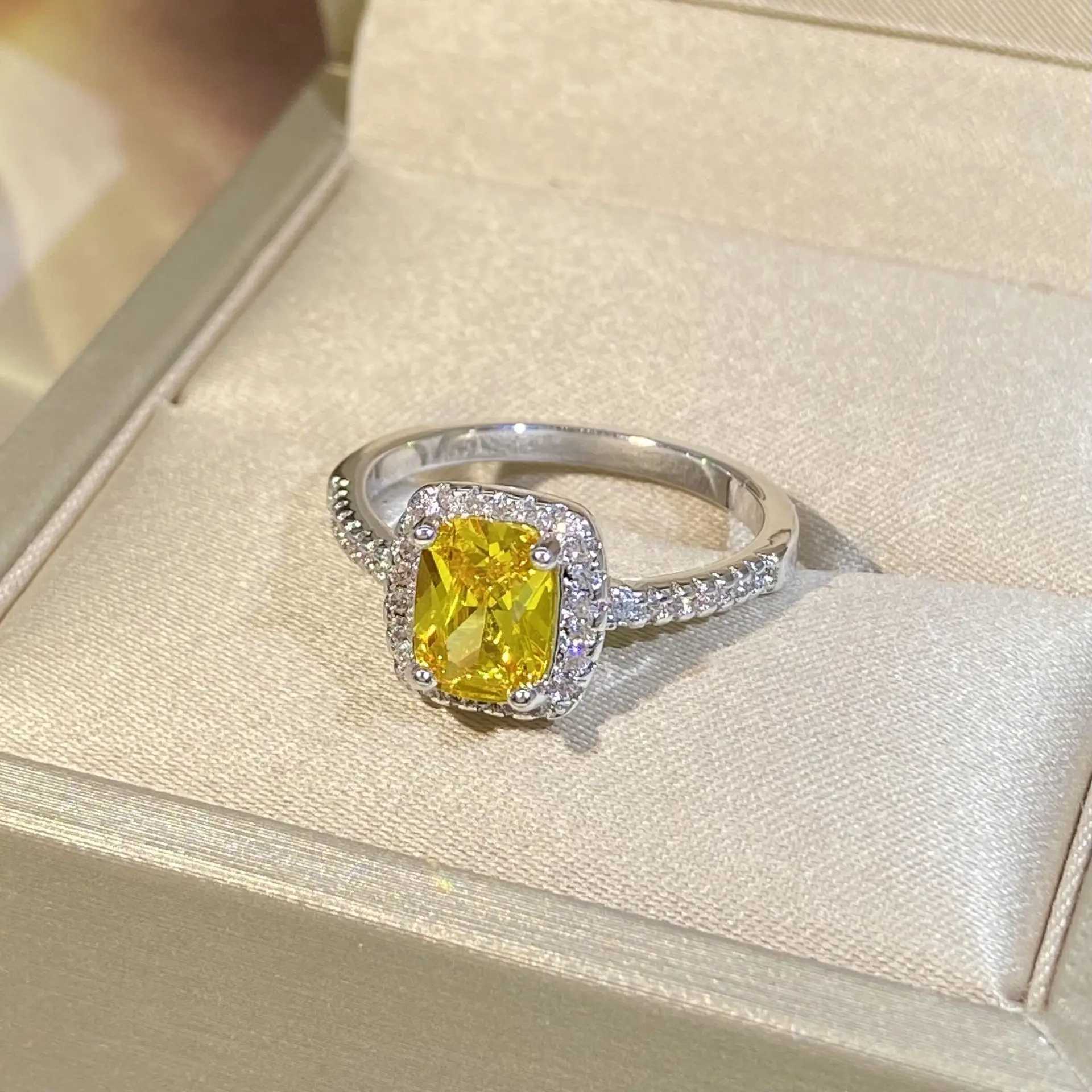 2022 Classic Simulation Zircon Gold Plated Ring Women Fashion Fancy Yellow Cushion Square Diamond Wedding Ring Proposal RingXJ250514