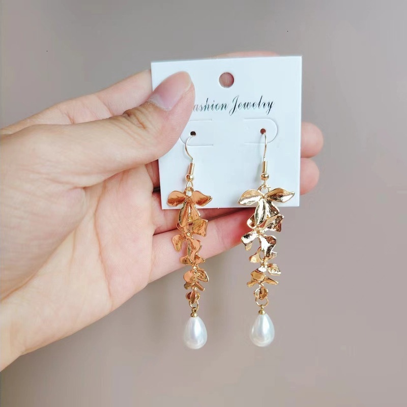 Fashionable and minimalist Bohemian petal pearl for women, Baroque jewelry, flower earrings