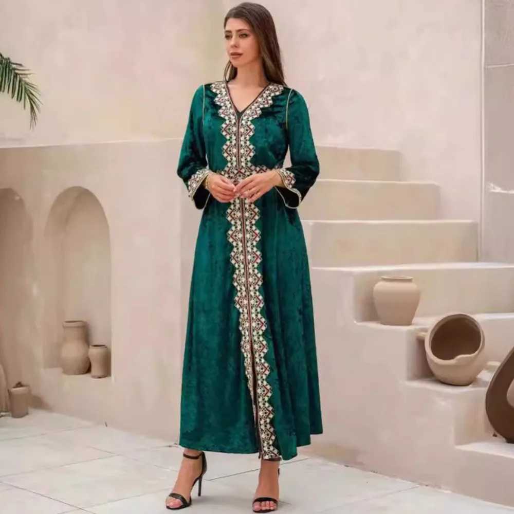 2025New Muslim Kaftan Women Fall Winter Velvet Robe Luxury V-neck Dress Lady Long Slve Embroidery Party Clothes Abaya Dubai X250514