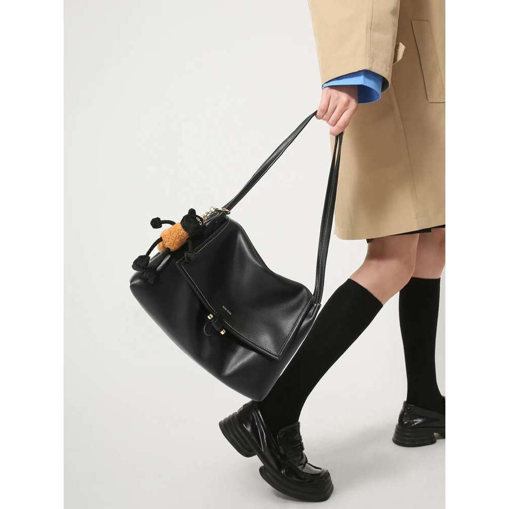 Designer Bag 2025 Women Shoulder Leather Texture Makeup Cosmetic Senior Sense Messenger Bag With Cute Pendent Daily Christmas Gift Luxury Bag