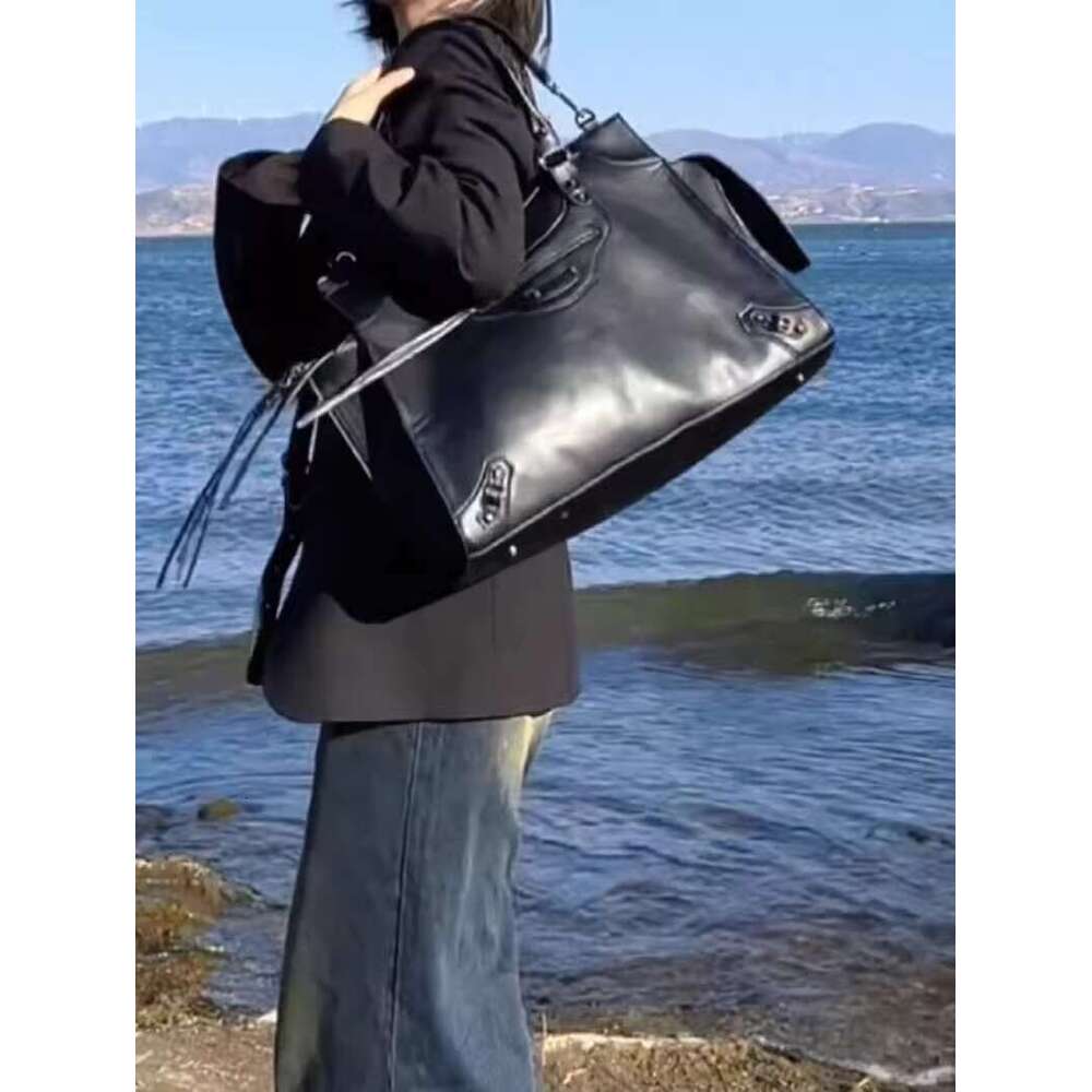 Punk style rivet motorcycle new large commuting hand held travel fitness spicy girl armpit tote bag