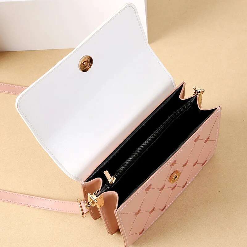 One New Women's Shoulder Square Trendy and Versatile Small Girl Heart Gift Crossbody Bag
