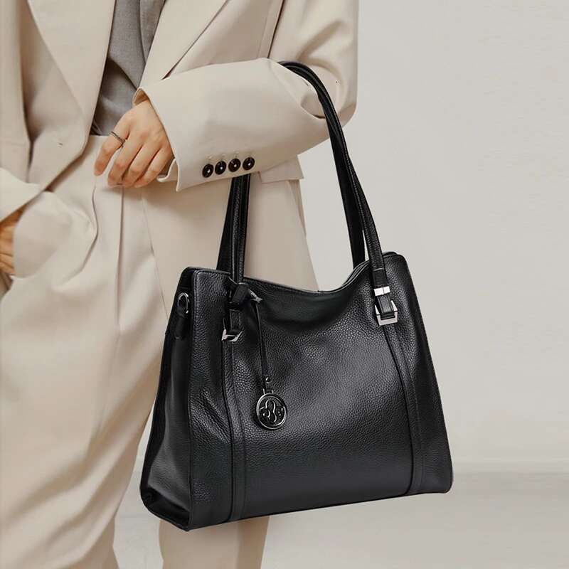 The New Leather Women's Has Large Capacity Hand-Carried With Cowhide Top Layer And A Cross-Body Bag
