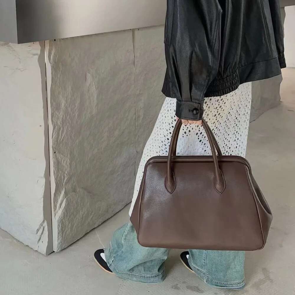 VOAETEC New Vegetable Tanned Cowhide Shell Niche Retro Leather Clip Catfish Versatile Single Shoulder Messenger Women Bag