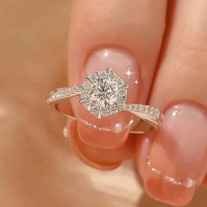 925 Sterling Silver Wedding Trend Women Rings Brilliant Cubic Zirconia Temperament Elegant La Rings Engagement Band JewelryXJ250514