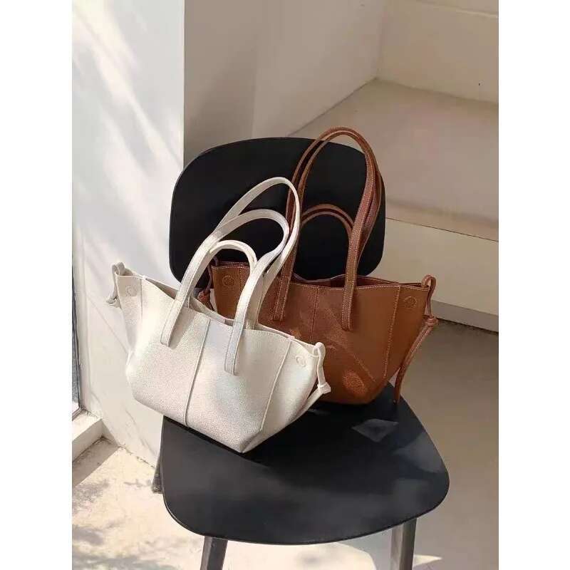 Handheld Tote With Large Capacity, Trendy Fashionable Women's Bag, Niche And High-End Single Shoulder Bag