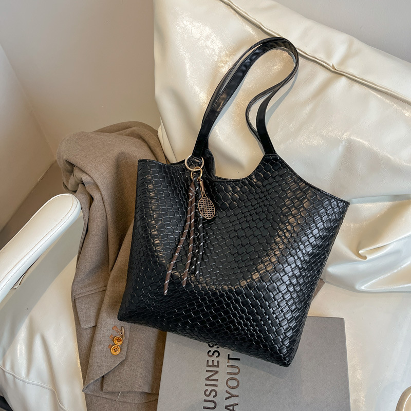 Women's Large Capacity Shoulder New Free Delivery Designer Bag Winter New Versatile Commuting Armpit Popular Luxury Bag This Year Tote Bag Trend