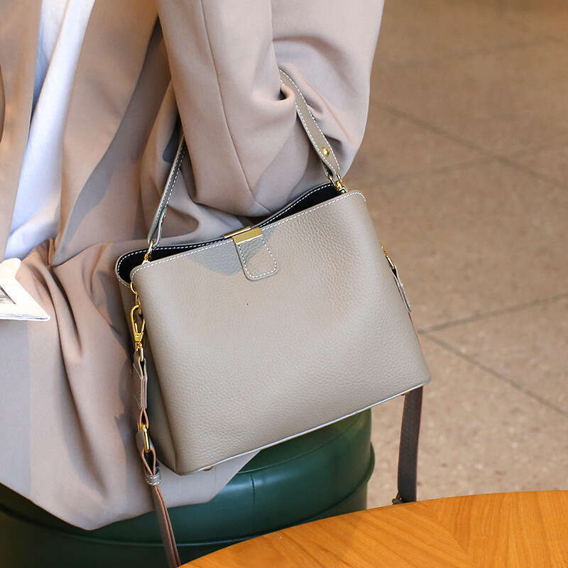 New top layer cowhide fashionable women's niche design, high-end sense, shoulder bag, handbag, new casual fashion trend