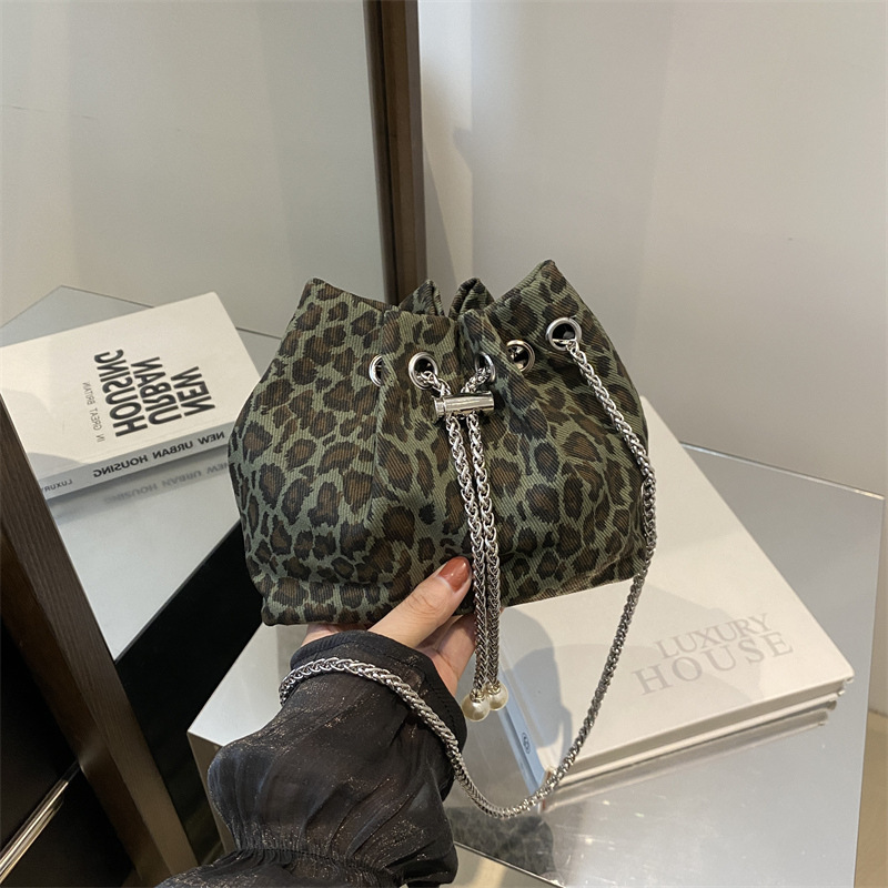 New Free Delivery Designer Luxury Bag Bag High End Niche Handbag Spring/summer 2025 New Fashion Chain Crossbody For Women Handheld Pleated Bucket Bag