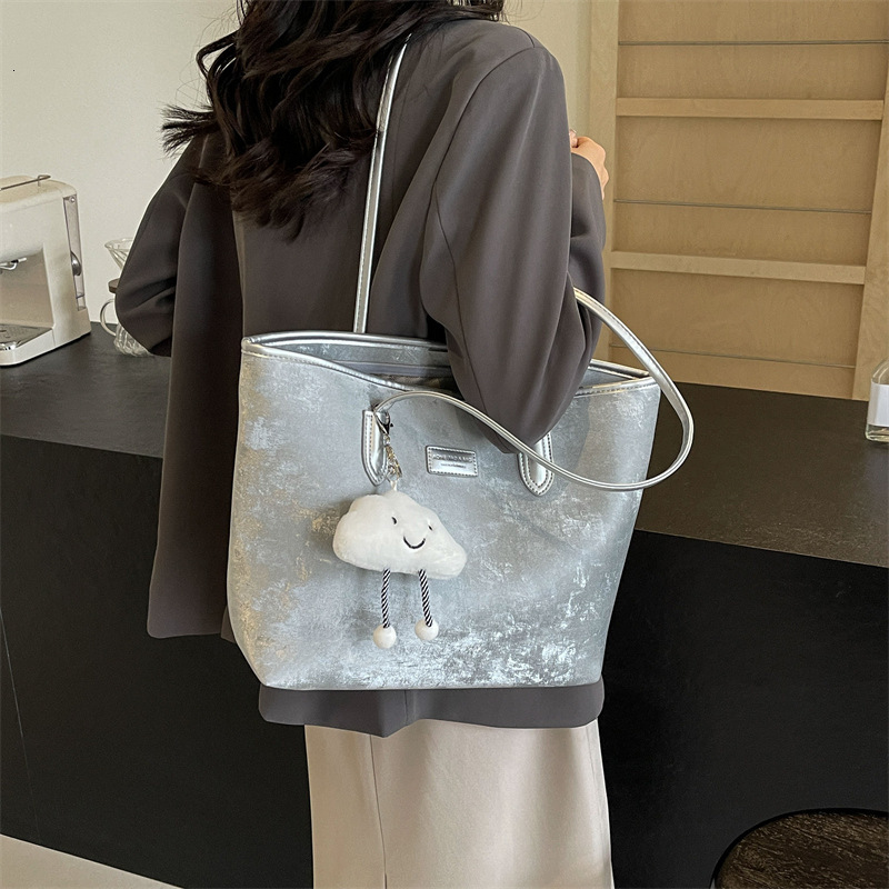 Fashionable and casual capacity tote women's new 2025 large high-end sense, niche commuting bag, trendy shoulder bag
