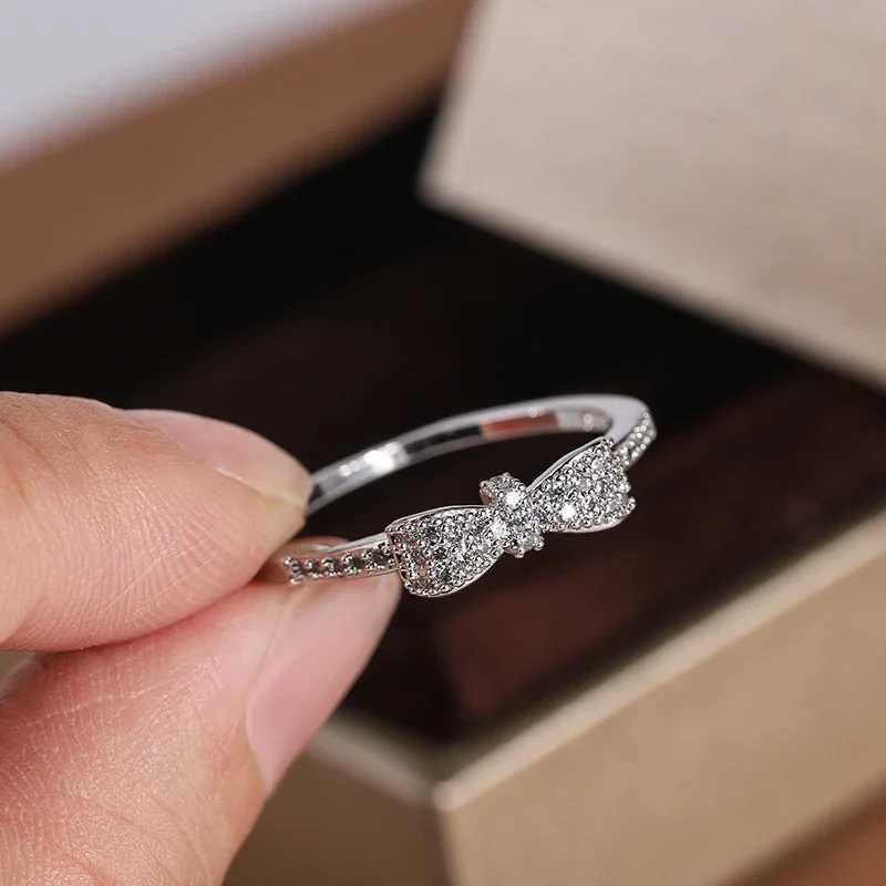 New Exquisite White Zirconia Bow Ring Sweet and Simple Party Birtay Gift 925 Stamp Fashion Jewelry Wholesale Wedding RingXJ250514