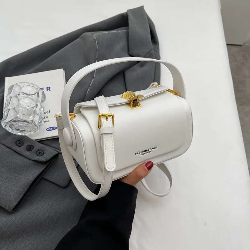 Classic Black Shoulder Bag Women's Versatile Retro Crossbody Square Bags New Large Capacity Textured Leather Flap Handbags