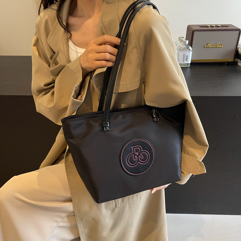 Handheld contrasting crossbody bag for women in the summer of 2025, new Korean Instagram trendy Oxford cloth shoulder bag, niche fashion