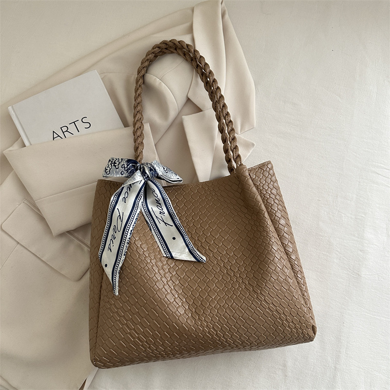 High End Internet Celebrity Women's Large Capacity Fashionable Textured Shoulder Bags New Free Delivery Designer Bag Popular Commuting Luxury Bag