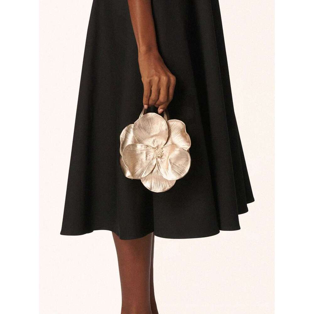The Innovative New Chinese-Style Floral Bucket Bag Is Perfect Holiday Wear, Ideal For Both Shoulder And Hand-Carry Use