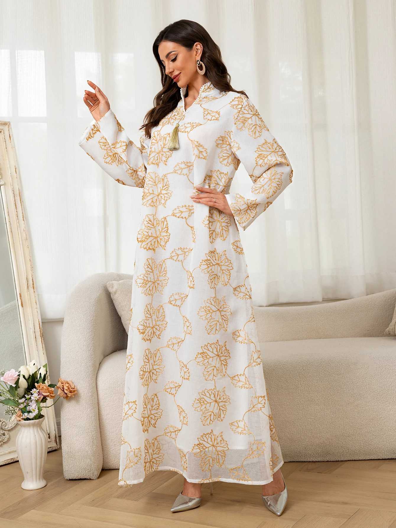 Muslim White Abaya Featuring Golden Leaf Patterns Collar Tassel Detail for Daily Life and Celebratory Events in Islamic Societie X250514