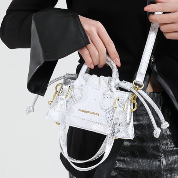 Designer Pack Premium Delicate Room Golden Snake Pattern Portable Small Square For Women New Fashion Versatile Lipstick Powder Shoulder Bag Free Shipp