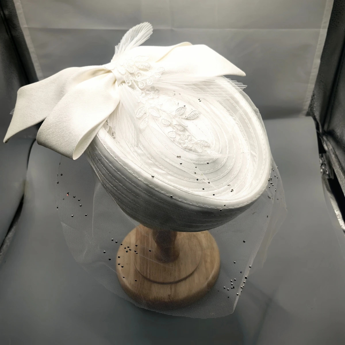 Elegant White Bridal Banquet Fascinator Top Bow Hat Tea Party Wedding Lace Veil Pillbox Cap for Women Celebrity 250513