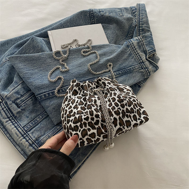 New Free Delivery Designer Luxury Bag Bag High End Niche Handbag Spring/summer 2025 New Fashion Chain Crossbody For Women Handheld Pleated Bucket Bag
