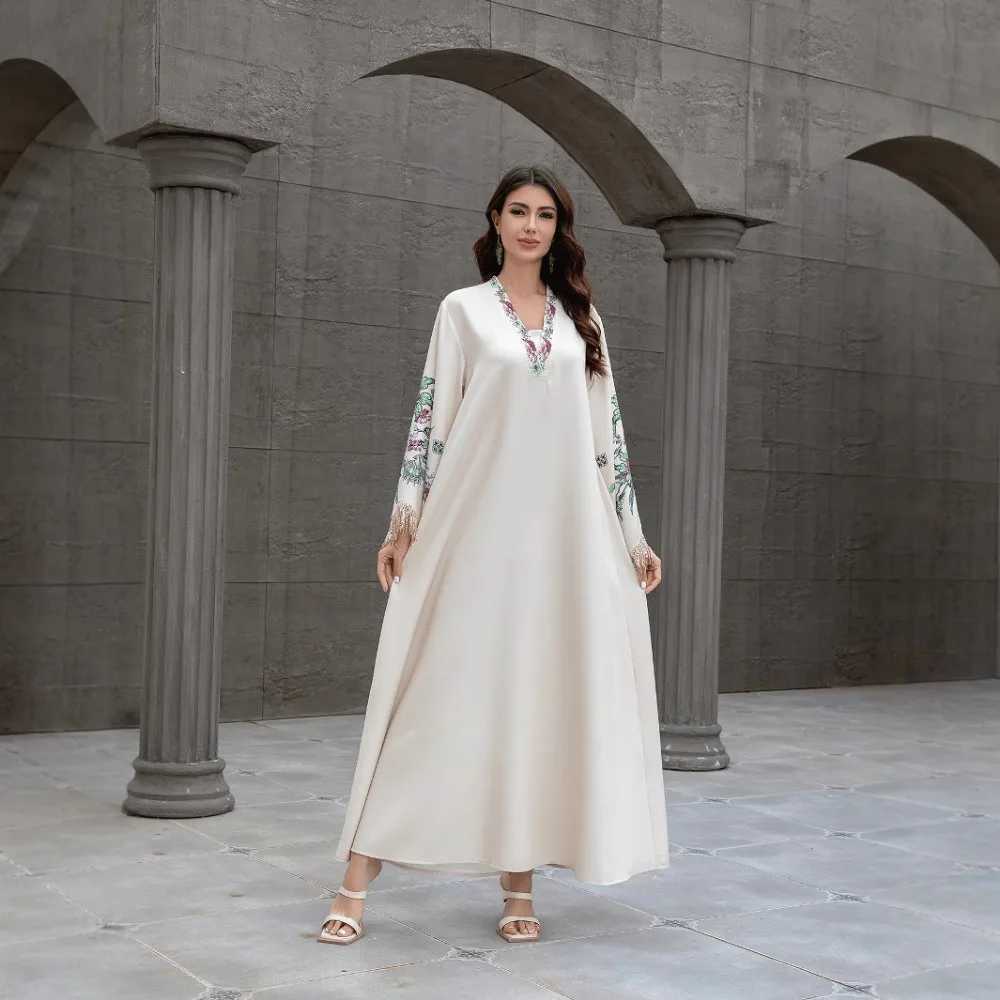 Dubai Muslim womens abaya. It is a fashionable and elegant dress in Arabic style with a V-neck embroidered patterns and tassels X250514