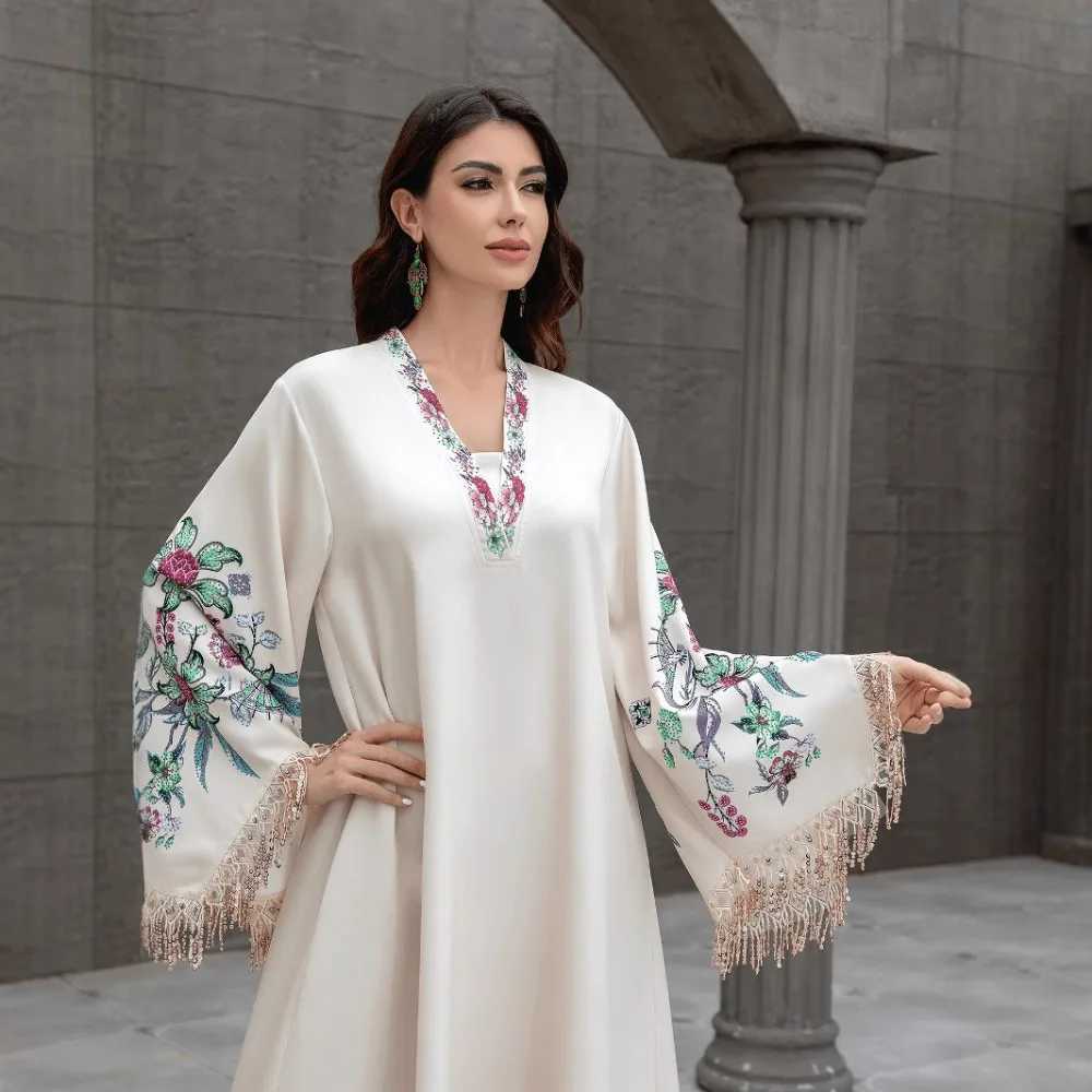 Dubai Muslim womens abaya. It is a fashionable and elegant dress in Arabic style with a V-neck embroidered patterns and tassels X250514