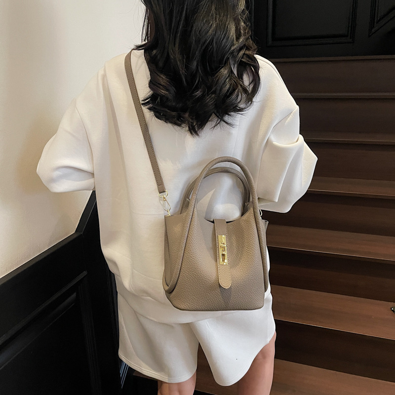 This year's popular bags women are the 2025 new trendy handbags for spring and summer, with a sense of luxury. One shoulder crossbody bucket bag