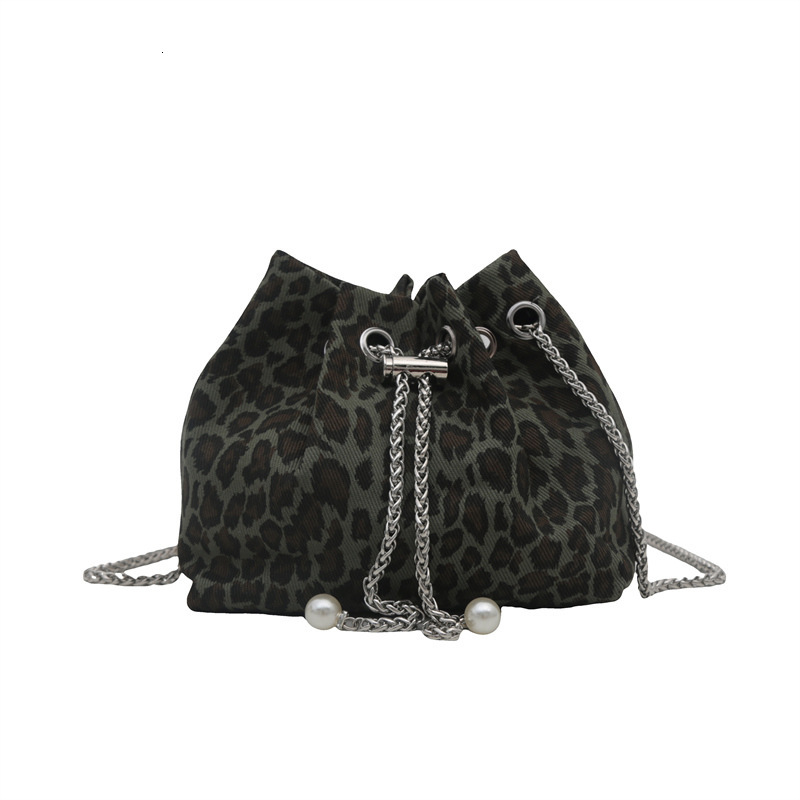 New Free Delivery Designer Luxury Bag Bag High End Niche Handbag Spring/summer 2025 New Fashion Chain Crossbody For Women Handheld Pleated Bucket Bag