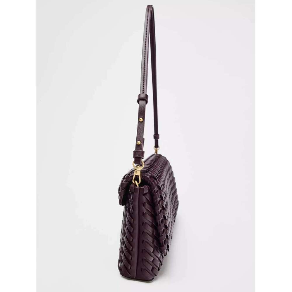 Woven exude a sense of sophistication. Single-shoulder crossbody flip bags are simple and versatile