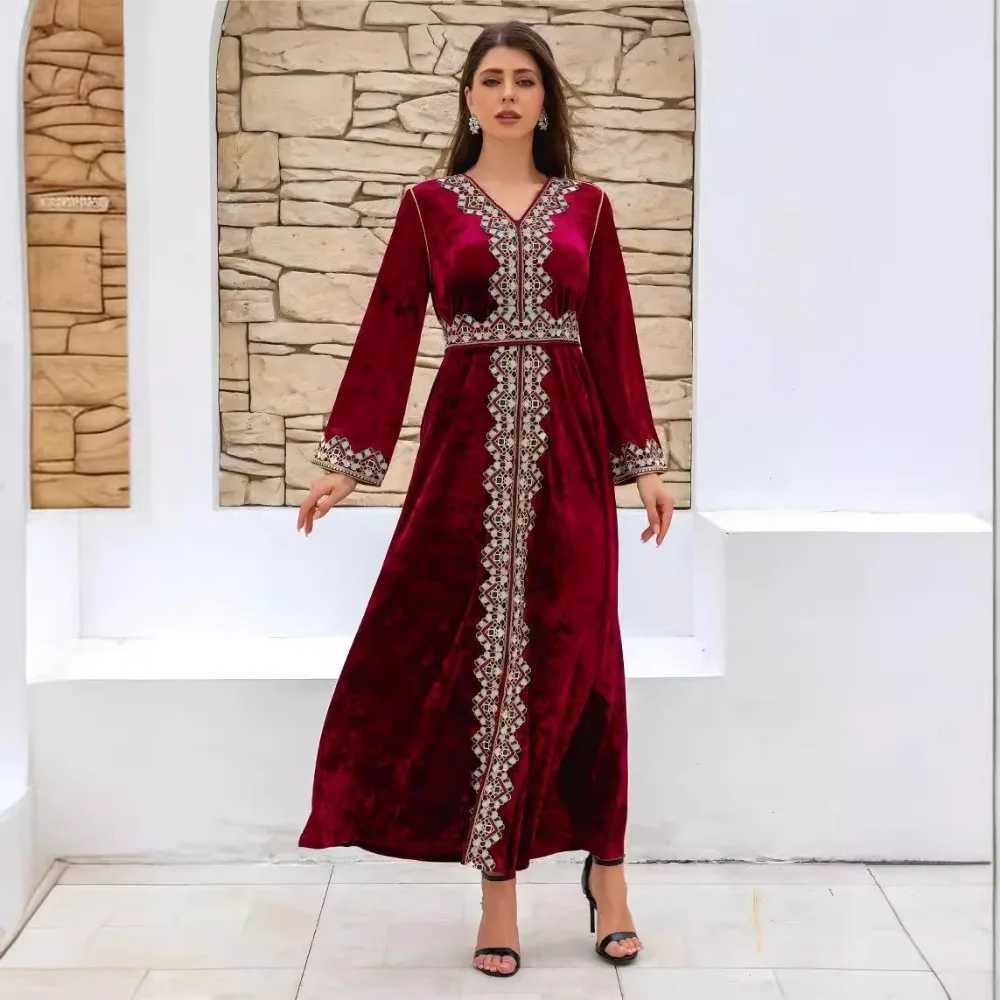 2025New Muslim Kaftan Women Fall Winter Velvet Robe Luxury V-neck Dress Lady Long Slve Embroidery Party Clothes Abaya Dubai X250514