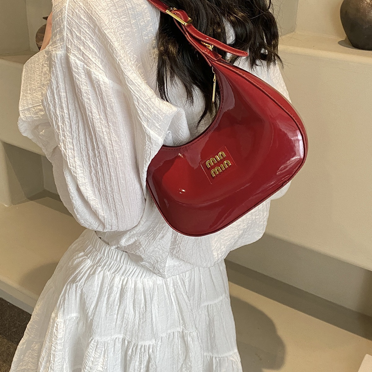 Free shipping, designer ladies' French high-end style patent leather underarm bag, women's 2025 versatile and niche crossbody bag