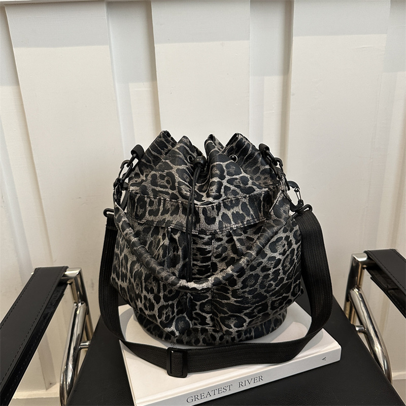 Free Delivery Designer Bag This year's popular fashion Korean version single shoulder crossbody 2025 winter new versatile ins leopard print Weste