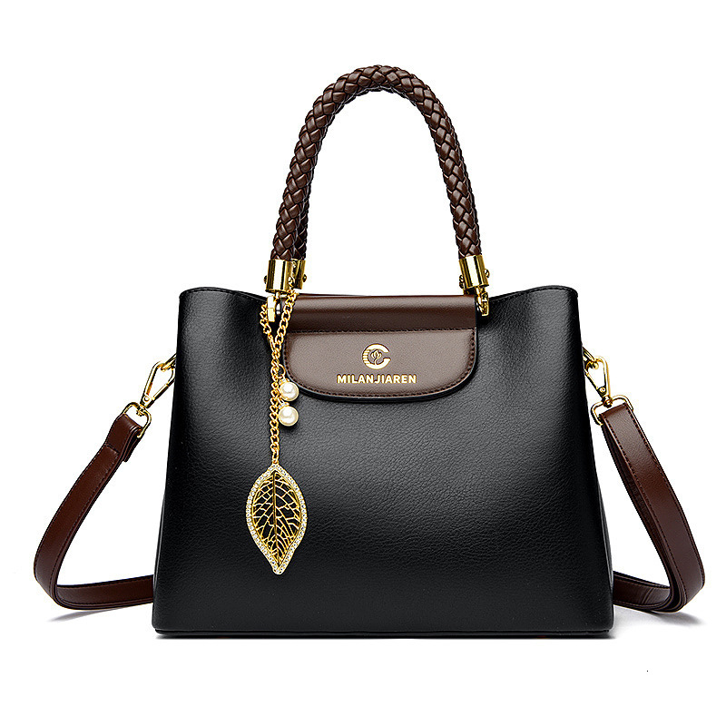 Free shipping 2025 new designer bag Large capacity women's versatile fashionable solid color shoulder bag, high-end and elegant commuter handbag