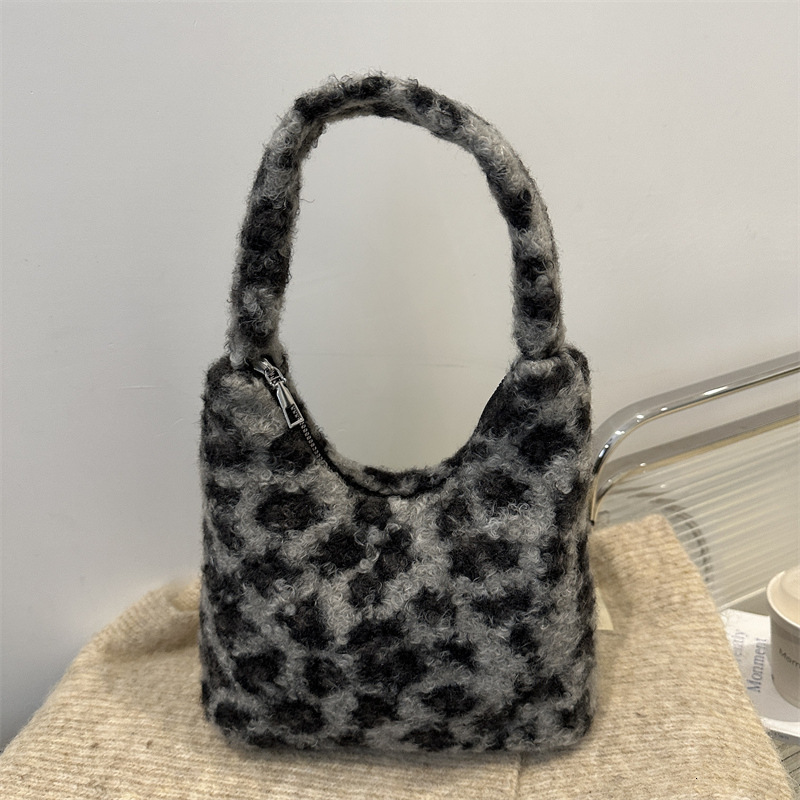 New Free Delivery Designer Bag Fashionable And Trendy One Shoulder Armpit Handheld Niche Design Women's Autumn New Luxury Bag Beautiful Bag Perso