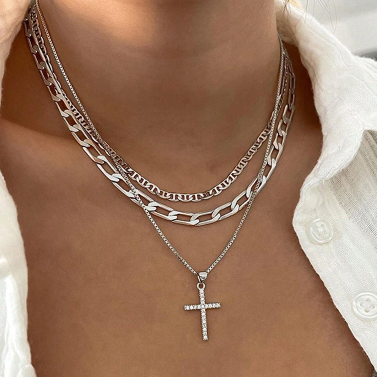 Popular jewelry, personalized studded cross pendant necklace, female hot selling metal necklace