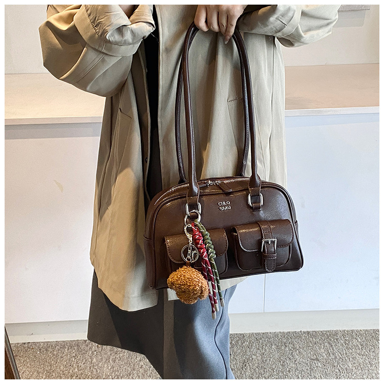 Matte hand-held bowling for women 2025 new shoulder bag, large capacity commuting Boston pillow bag