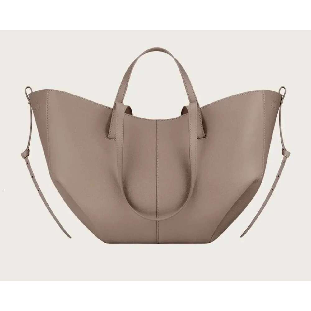 New Handheld Large Capacity Bucket Bag with Leather Wings and Lychee Pattern