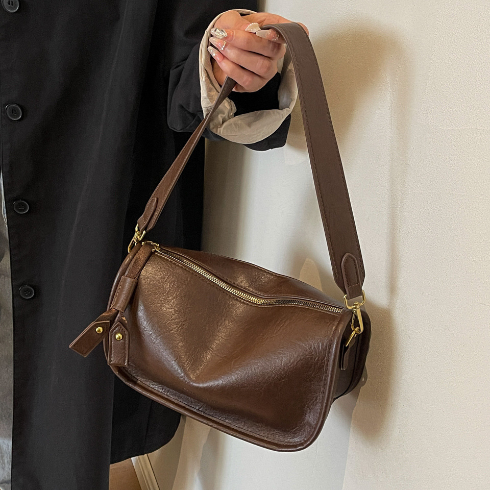 Hot selling new large capacity women's European trendy outfits, niche soft leather shoulder crossbody bags, underarm bags