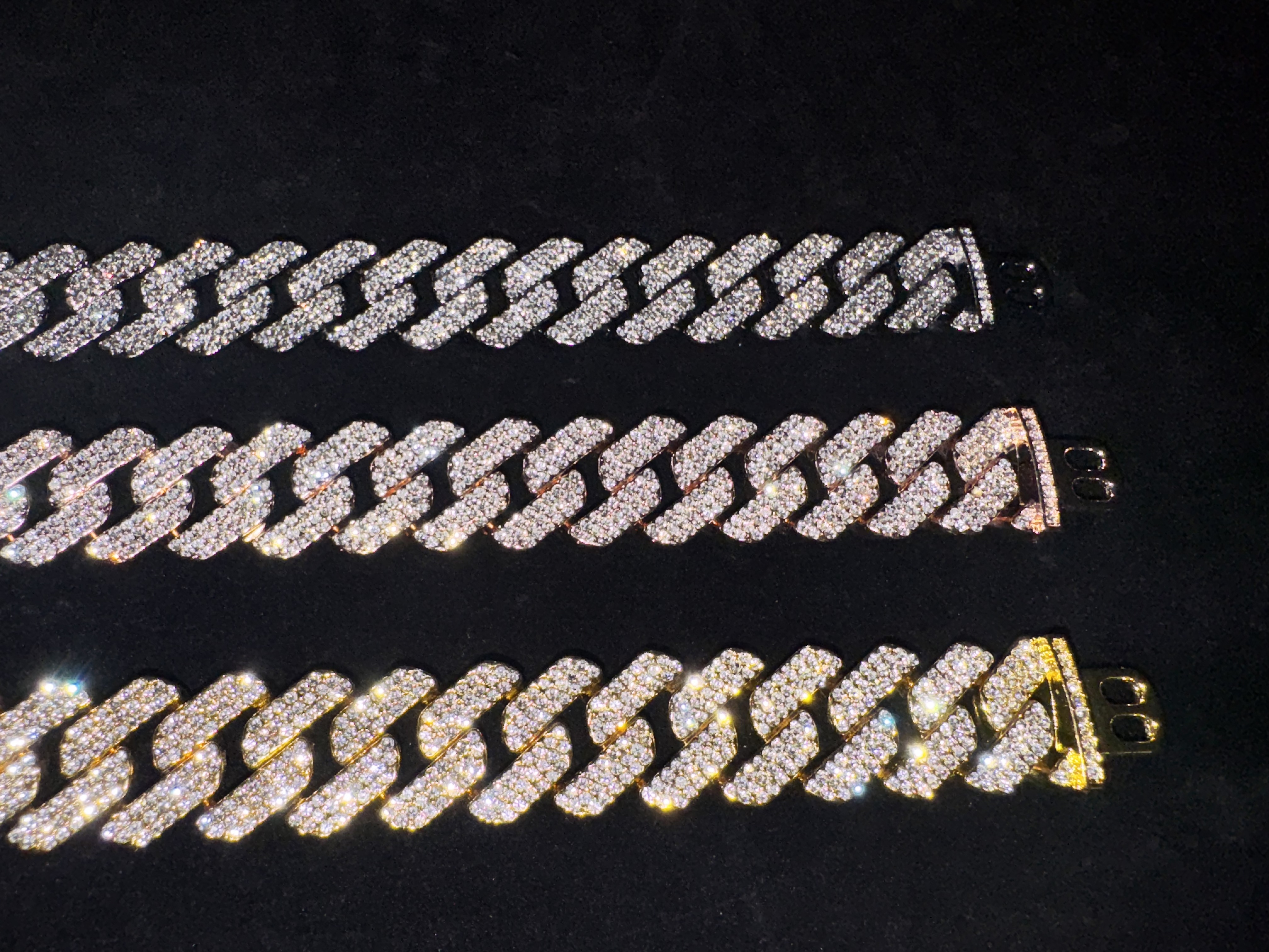 This season's newly launched 18mm wide luxury high-quality Cuban chains are men's Mosan stone necklace and men's hip-hop bracelet.