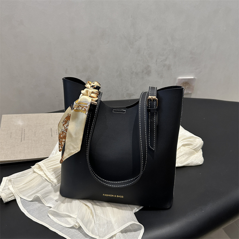 Single Shoulder Fashionable Large Capacity Simple New Free Delivery Designer Bag Temperament Commuting Luxury Bag New Versatile Texture Armpit Bag Wom