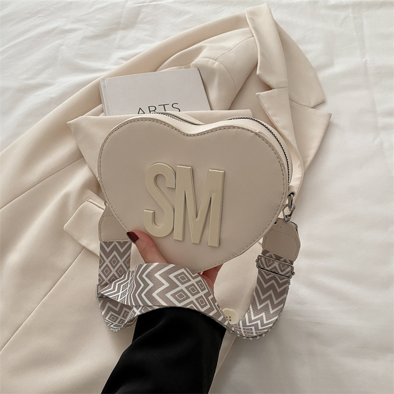Internet Celebrity Trendy New Sweet And Cute Love New Free Delivery Luxury Bag Designer Bag Makeup Highend Sense Shoulder Bag Crossbody For Girls Goin
