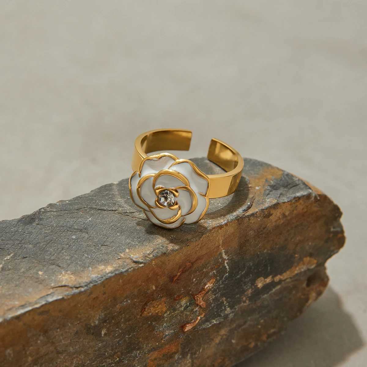 Uworld Fashion Water Diamond White Drip Oil Flower Open Ring 18K Gold Color Plated Stainl Steel Flower Ring Womens JewelryXJ250514