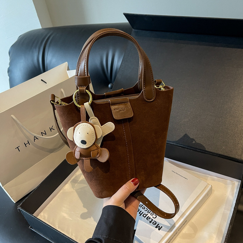 Texture handbag, women's 2025 autumn new style, versatile and fashionable water bucket bag, stylish single shoulder crossbody bag