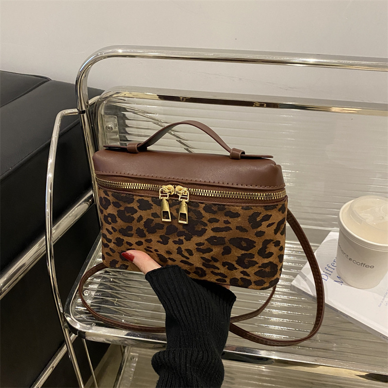 New Niche Design Fashion Leopard Print 2025 Spring/summer Portable Makeup Bag Luxury Bag Handheld Fragrance New Free Delivery Designer Bag Trend Cross