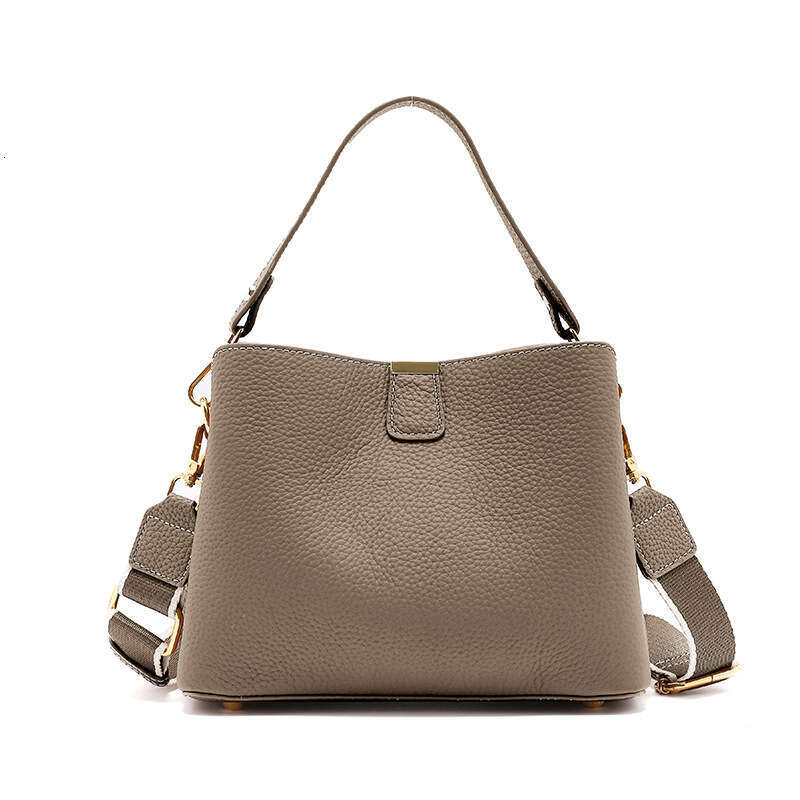 Crossbody women in summer 2025, bag for women, high-end niche handbag with large capacity, new casual and versatile fashion