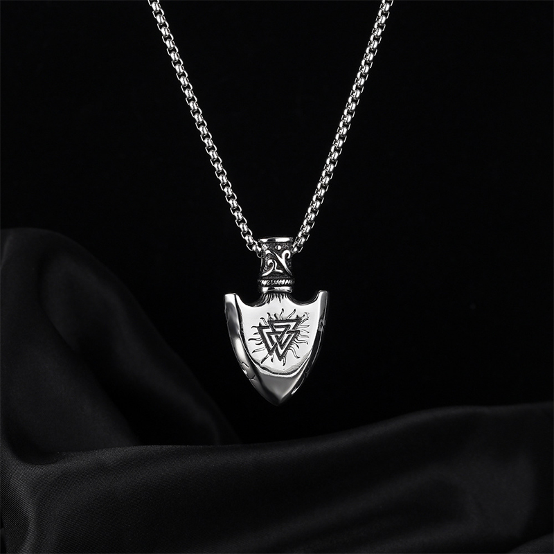 Light luxury personalized necklace, high-quality lifestyle retro hip-hop unisex heart-shaped pendant