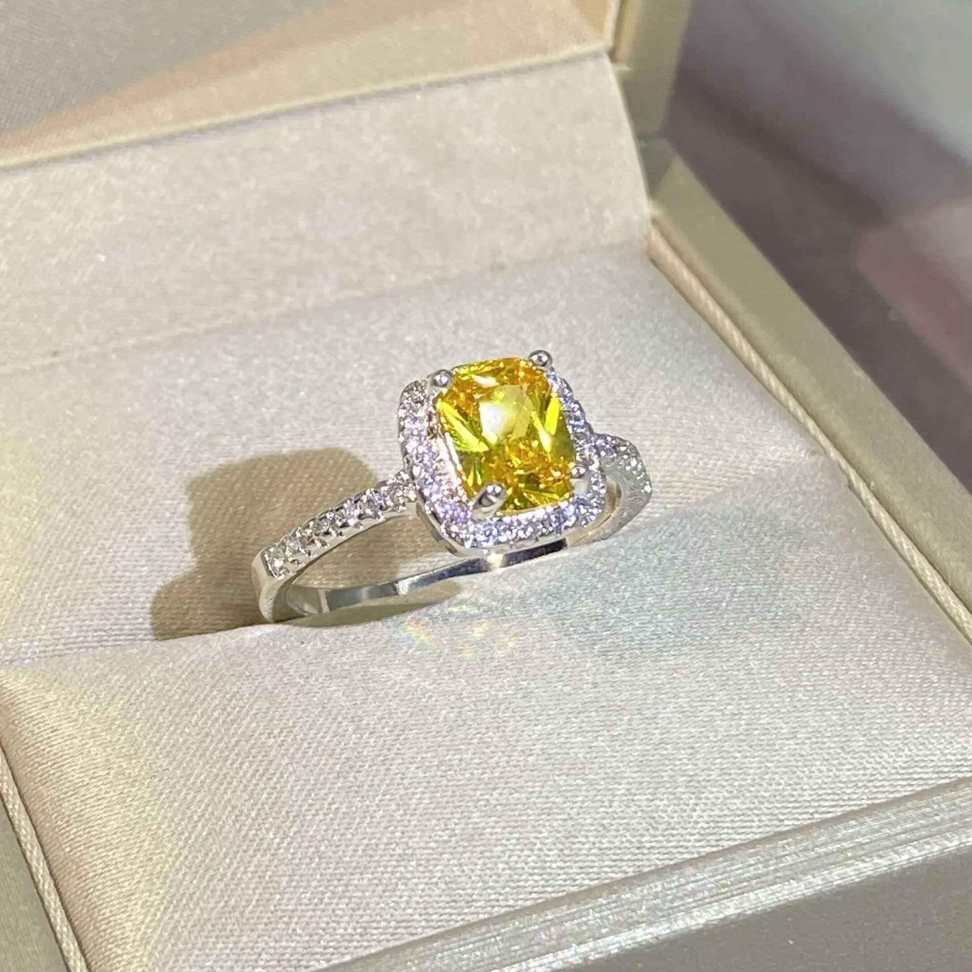 2022 Classic Simulation Zircon Gold Plated Ring Women Fashion Fancy Yellow Cushion Square Diamond Wedding Ring Proposal RingXJ250514